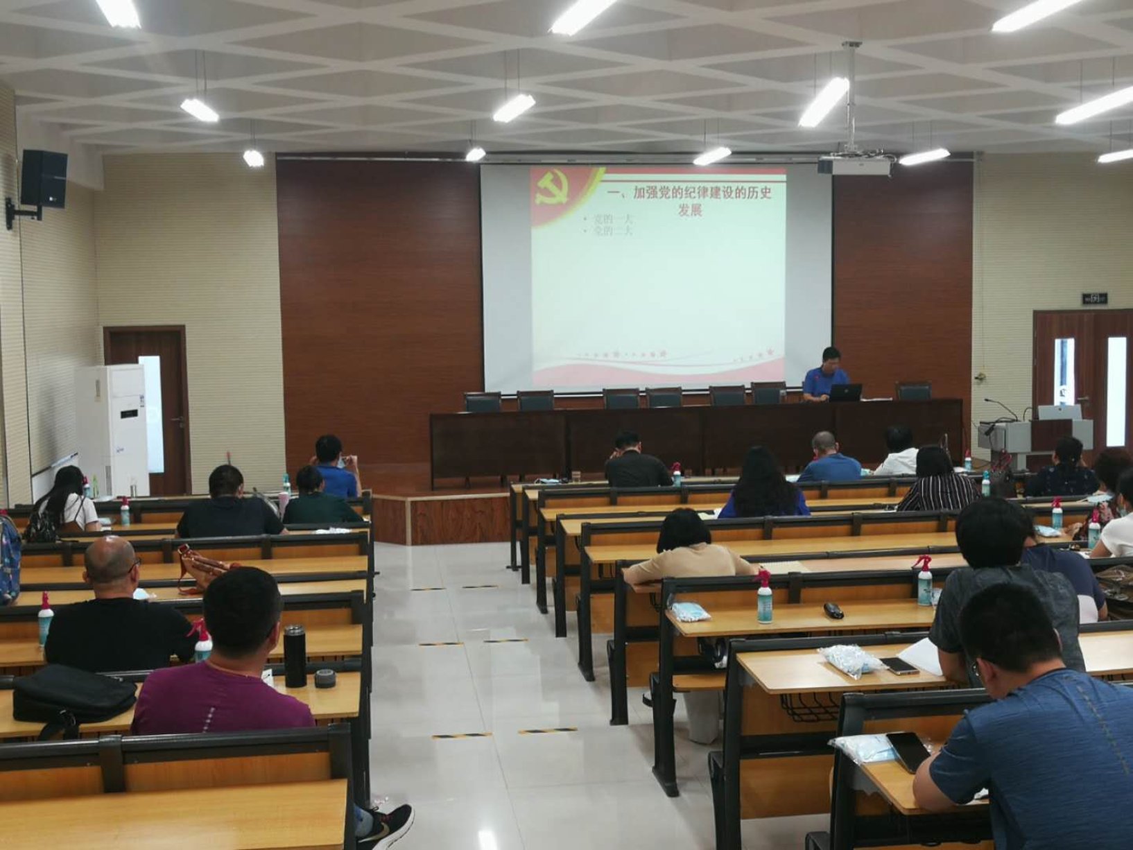 D:\日常党建工作\成人漫画党员政治理论学习党日活动党课等\微信图片_20200619104754.jpg